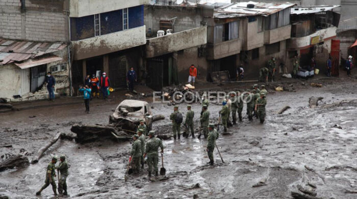 Militares, policías de élite y vecinos buscan a las personas desaparecidas por el aluvión en La Gasca. Foto: Patricio Terán/ EL COMERCIO