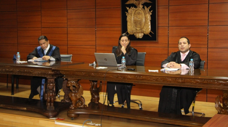Los jueces Adrián Rojas (izq.), Mercedes Caicedo y Byron Guillén negaron el pedido de apelación a la sentencia de Pablo Romero. Foto: Corte Nacional de Justicia