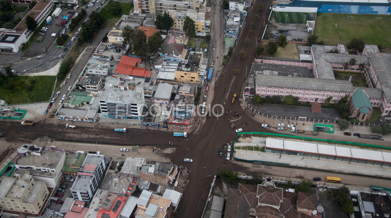 Autoridades y militares realizaron un sobrevuelo en la zona afectada por el impacto del aluvión en La Gasca. Foto: Carlos Noriega/ EL COMERCIO