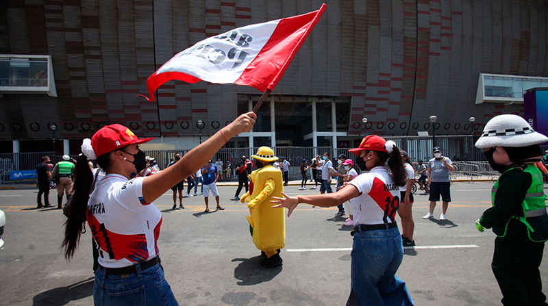 Los hinchas peruanos llegan a las inmediaciones del estadio Nacional de Lima. Foto: Julio Estrella / EL COMERCIO