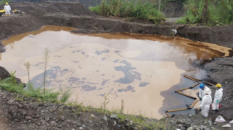 El hidrocarburo derramado no recuperado está en el suelo. También llegó a las fuentes de agua y contaminó las riberas de los afluentes. Foto: Twitter Comps Córdova