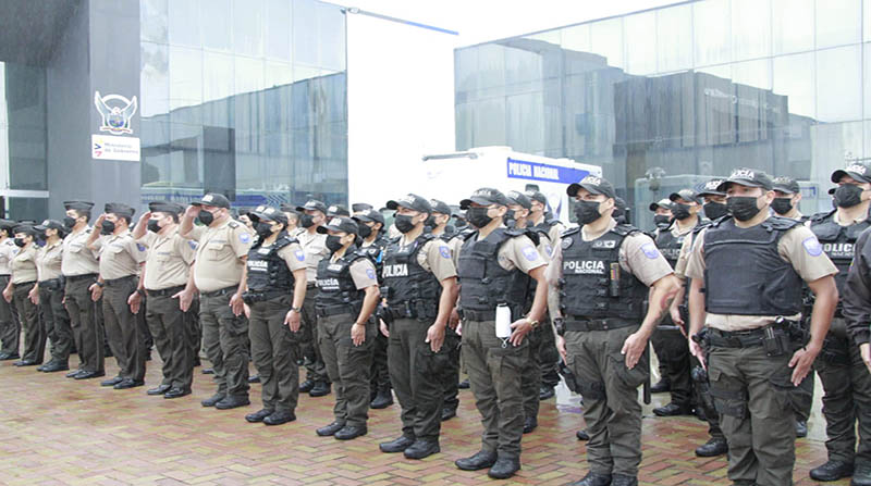 Autoridades presentaron nuevos agentes y entregaron reconocimientos por mejor procedimiento policial en el Cuartel Esteros, al sur de Guayaquil. Foto: Cortesía Gobernación del Guayas