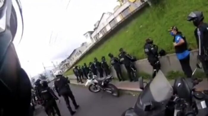 El video muestra a los falsos policías siguiendo las instrucciones de la Policía Nacional al ser detenidos en Quito. Foto: captura de pantalla.