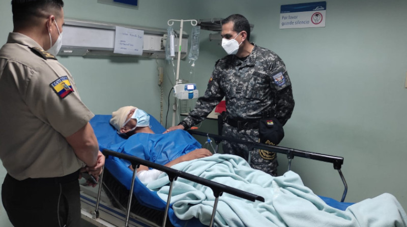 El Comandante de la Zona 8 de la Policía visitó en el Hospital Docente de Guayaquil a dos policías heridos en un siniestro de la vía Babahoyo-Jujan. Otros dos agentes fallecieron en el incidente. Foto: Cortesía Policía Nacional