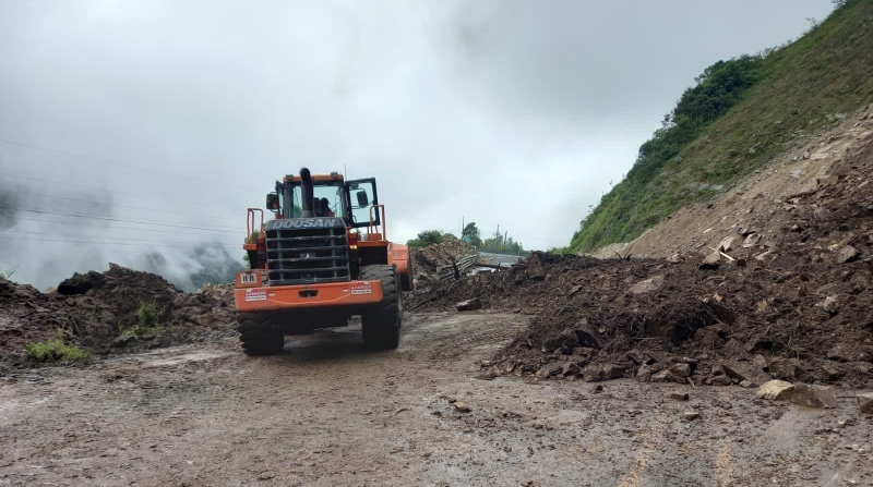 Los trabajos continúan en los puntos afectados de la vía Alóag - Santo Domingo este 20 de febrero de 2022. Foto cortesía Prefectura de Pichincha