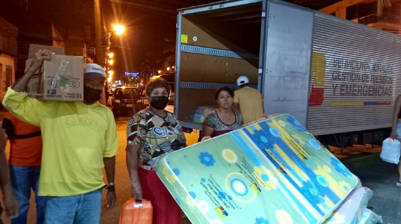 Los habitantes del recinto Los Laureles, provincia de Cotopaxi, recibieron ayuda humanitaria de parte de las autoridades. Foto: Cortesía Servicio Nacional de Gestión de Riesgos y Emergencias del Ecuador (SNGRE)