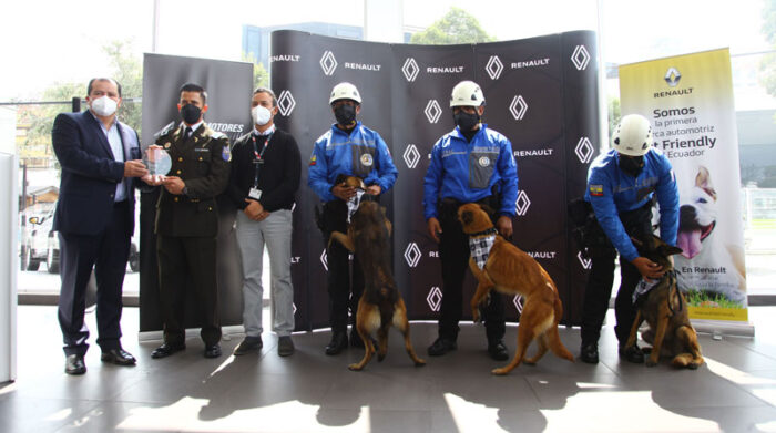 Los canes rescatistas recibieron reconocimientos, al ser considerados como héroes. Foto: Julio Estrella/ EL COMERCIO