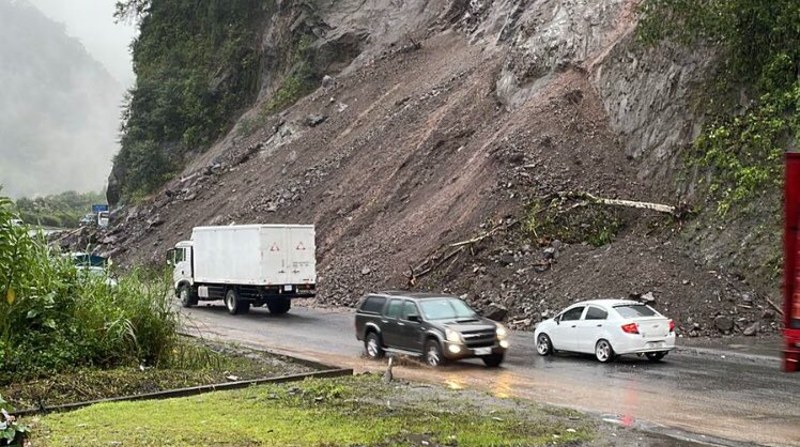 En el km 47 de la vía Alóag - Unión del Toachi, se registró un deslave, la vía está parcialmente habilitada. Foto: Prefectura de Pichincha
