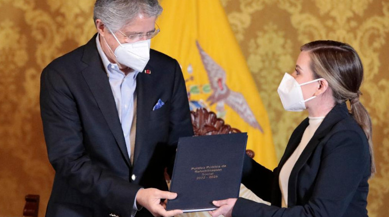 El presidente Guillermo Lasso recibió, este 21 de febrero del 2022, la nueva política pública de rehabilitación social. Foto: Cortesía Secretaría de Derechos Humanos