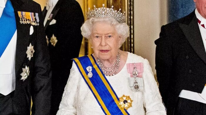 La reina Isabel II, "está experimentando síntomas leves parecidos a los de un resfriado, pero espera continuar con tareas ligeras en Windsor durante la próxima semana", explicó el Palacio Real en el comunicado. Foto: Contactophoto / Europa Press