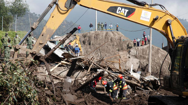 El alcalde de Quito, Santiago Guarderas, dijo que con el cambio de fase se ingresará maquinaria pesada para remover el material que dejó el aluvión. Foto: Patricio Terán/ EL COMERCIO