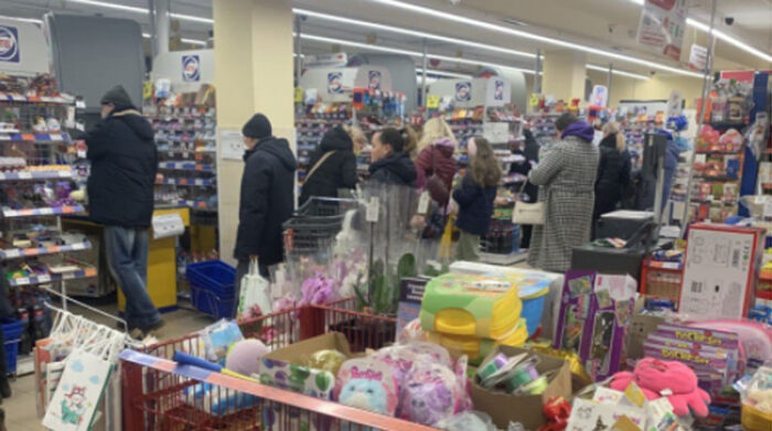 En los supermercados de Ucrania se reportan aglomeraciones de personas, quienes buscan provisiones ante el ataque bélico de Rusia. Foto: Cortesía Andrea López