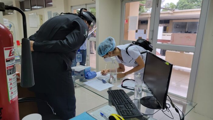 Los estudiantes que aceptaron volver voluntariamente a clases deben presentar su certificado de vacunación para ingresar a clases. Foto: Cortesía Universidad de Guayaquil
