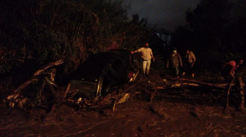 Personas y vehículos afectados por el desbordamiento del río San Nicolás, en Sangolquí. Foto: Cortesía Cuerpo de Bomberos de Rumiñahui