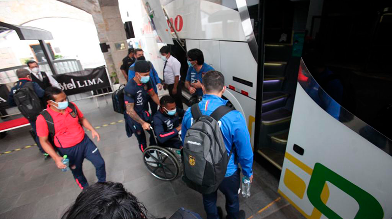 Ayrton Preciado tuvo que ser movilizado en silla de ruedas. Foto: Julio Estrella desde Lima
