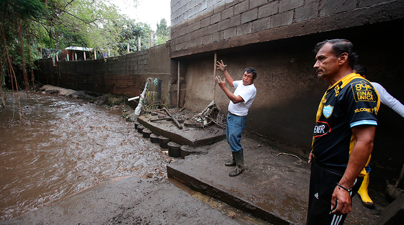 Al interior de una vivienda, la tierra se acumuló y formó una especie de muro de ­casi un metro de altura. Foto: Julio Estrella / EL COMERCIO