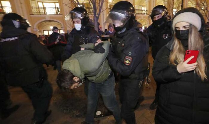 En San Petersburgo la policía llevó a cabo violentas detenciones, con al menos tres heridos entre los manifestantes, según OVD-info. Foto: EFE
