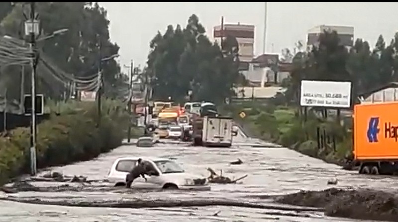 El río San Nicolás, en el cantón Rumiñahui, se desbordó la tarde de este viernes 11 de febrero y ocasionó inundaciones. Foto: Captura de Pantalla
