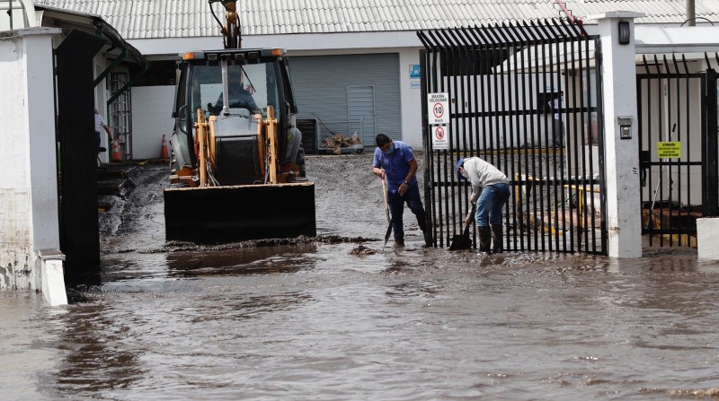 Trabajos de limpieza en el sector de El Viejo Roble en Sangolquí, por el desbordamiento del Río San Nicolás. Fotos: Carlos Noriega / El Comercio