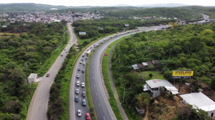 Largas filas de vehículos se registran los domingos en el retorno a Guayaquil desde la vía a la Costa. Foto: Cortesía CTE