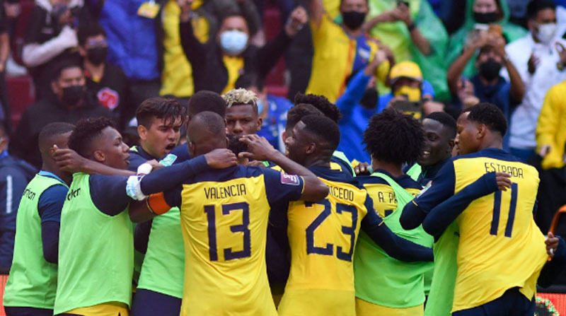 Jugadores de Ecuador celebran una anotación en las eliminatorias. Foto: Twitter @LaTri