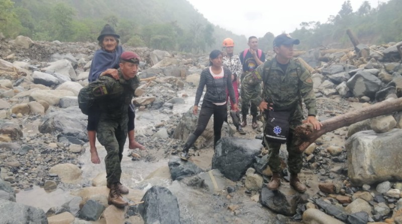 Uniformados de las Fuerzas Armadas junto con otras entidades del Estado, realizaron evacuación de personas qie quedaron atrapadas por el fuerte temporal. Foto: Cortesía Ejército Ecuatoriano