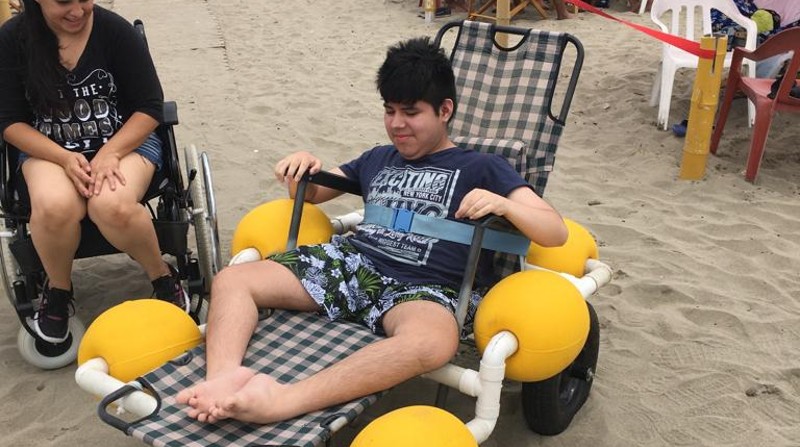 Esta silla está pensada para que personas con discapacidad física puedan disfrutar del mar. Todavía necesita algunos ajustes. Foto: Municipio de Guayaquil