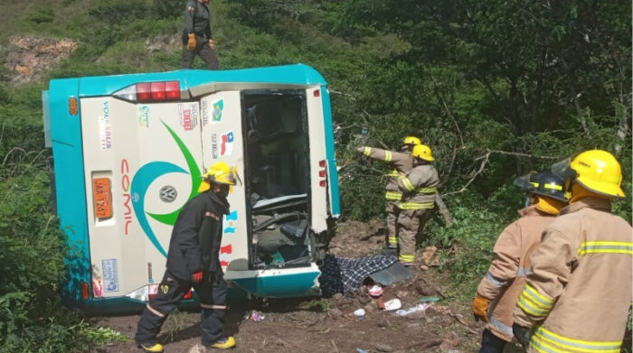 El 4 de enero del 2022 se registró un siniestro de tránsito que dejó tres fallecidos y varios heridos en la vía Loja-Catamayo. El conductor huyó del lugar. Foto: Fiscalía