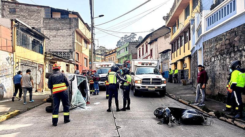 Siniestro de tránsito entre un vehículo y una moto en el centro de Quito. Foto: Bomberos Quito