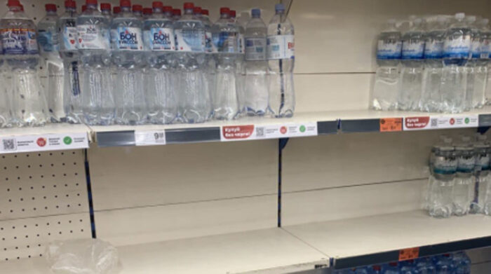 Productos como agua y alimentos ya no se encuentran en los supermercados de Ucrania. Una joven estudiante ecuatoriana dijo que tampoco se puede obtener dinero de cajeros ni servicio de envío de monedas. Foto: Cortesía Andrea López