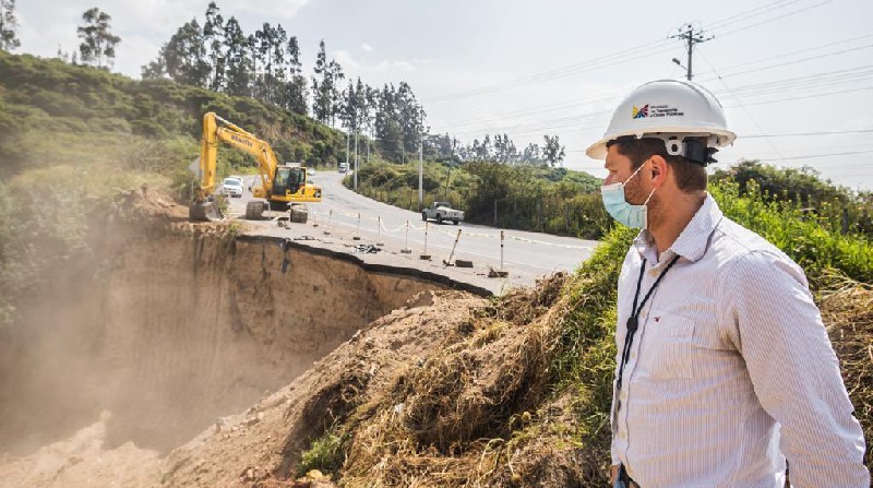 Luego de varios años de deterioro y abandono, el pasado 3 de febrero de 2022 se iniciaron los trabajos de mantenimiento en la vía Cusubamba - Tababela, en el norte de Pichincha. Foto: Twitter / Ministerio de Transporte y Obras Públicas