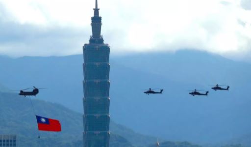 Fuerza Aérea taiwanesa sobre la capital, Taipéi. Foto: Europa Press