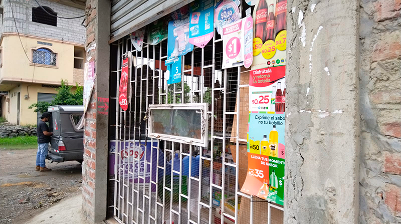 La mayoría de comercios ha colocado rejas en sus accesos en un intento de frenar los robos de mercadería y los asaltos. Foto: EL COMERCIO