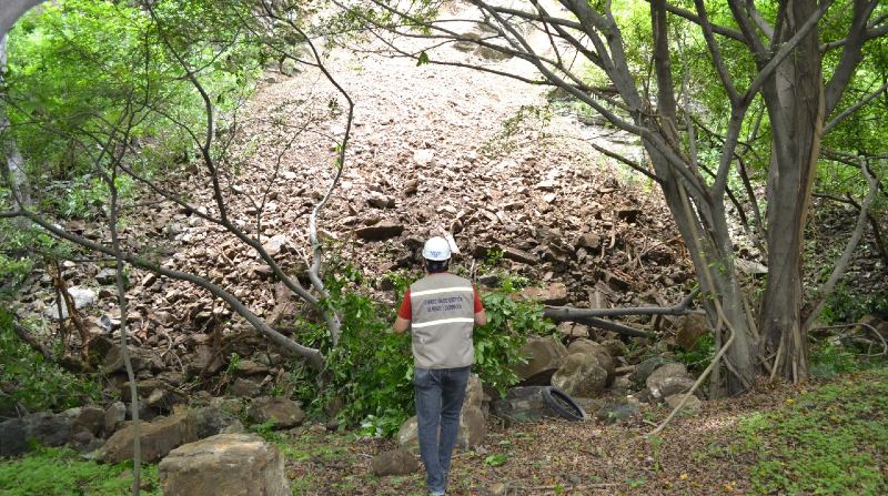 Tierra y rocas se precipitaron desde la montaña. Autoridades dijeron que las lluvias causaron el fenómeno. Foto: Municipio de Guayaquil