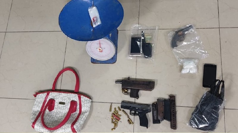 Un revólver, una pistola, una subametralladora, municiones y tres detenidos dejaron los allanamientos de la Fuerza Pública en el sector Paraíso de La Flor, en el noroeste de Guayaquil. Foto: Cortesía Policía Nacional