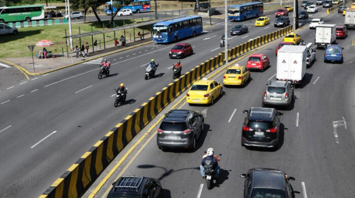 Los conductores refieren que el tiempo para llegar a sus lugares de destino se ha incrementado. Foto: Carlos Noriega/ EL COMERCIO