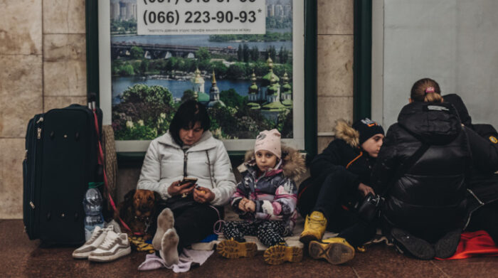 Una familia se refugia en el metro de Kiev, a 25 de febrero de 2022, en Kiev (Ucrania). Los soldados rusos han entrado en Kiev para realizar combates en varios puntos del país. Foto: Europa Press