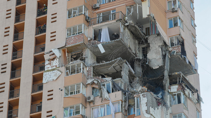 Un edificio residencial fue impactado por un proyectil ruso. Foto: EFE