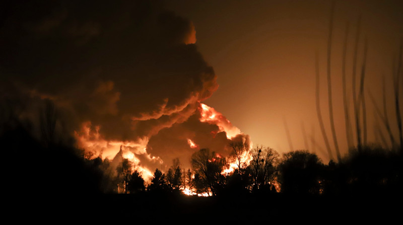 Un incendio hoy en un depósito de petróleo después de un ataque con misiles rusos en Vasilkov, al suroeste de Kiev. Foto: EFE