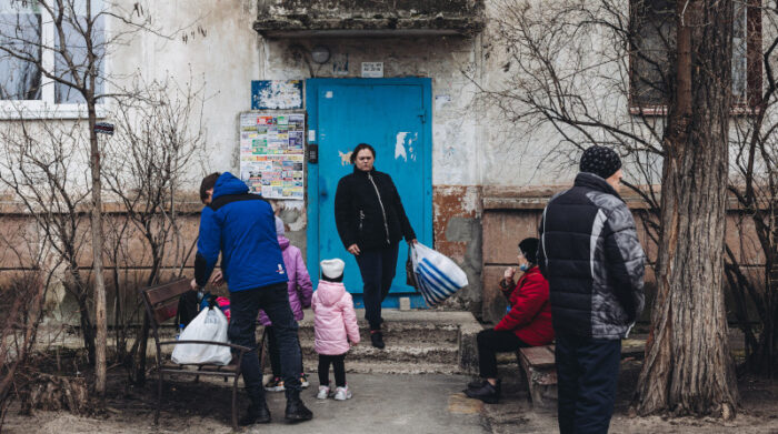 Una familia saca sus pertenencias de su casa de Severodonetsk, en la zona de Ligansk, tras anunciarse oficialmente la evacuación de la ciudad, el 24 de febrero de 2022. Foto: Europa Press