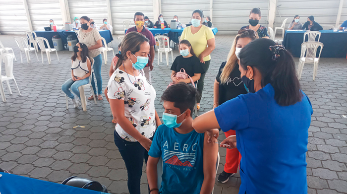 El centro municipal de vacunación de Mucho Lote, en el norte de Guayaquil, registra un 40% menos de usuarios, frente a los registrados en las tres primeras semanas de enero. Foto: Archivo / EL COMERCIO