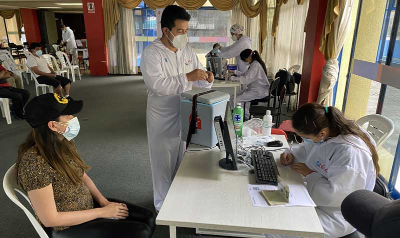 La población mayor de 18 años ya puede acceder al refuerzo después de cinco meses de la segunda vacuna. Foto: archivo / EL COMERCIO