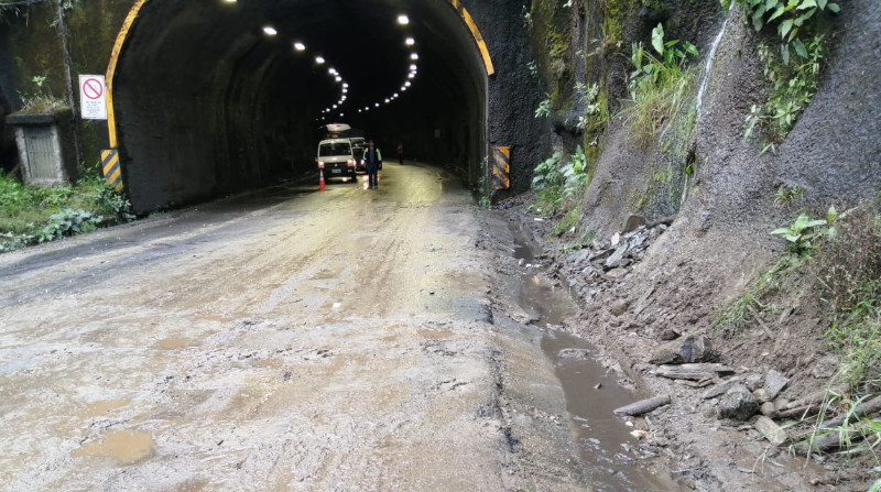 El invierno continúa causando estragos en las carreteras del Ecuador. Un derrumbe se registró en el sector del túnel Cadenillas, en la vía Baños - Puyo. Foto: Twitter / Ministerio de Transporte y Obras Públicas