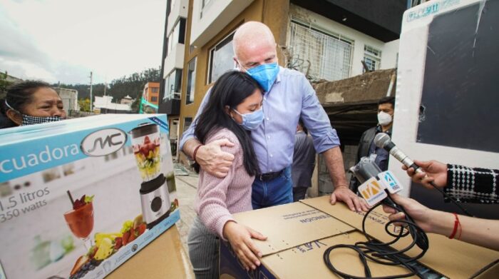 El vicepresidente Alfredo Borrero distribuyó este viernes 11 de febrero de 2022 kits de electrodomésticos en La Comuna, en el noroccidente de Quito. Foto: Cortesía Vicepresidencia