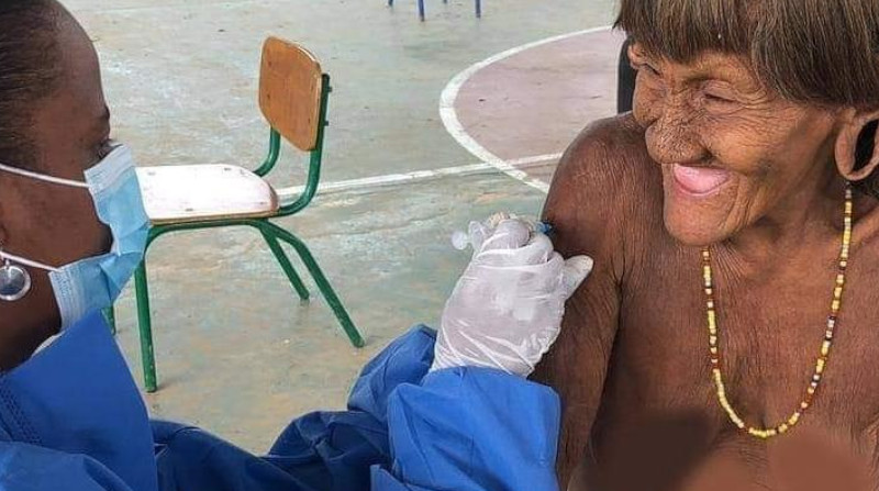 Un hombre de la nacionalidad waorani recibió el esquema completo de dosis contra el covid-19. Desde el 16 de febrero, 110 personas de este pueblo de la Amazonía recibirán la dosis de refuerzo. Foto: Cortesía Secretaría de Derechos Humanos