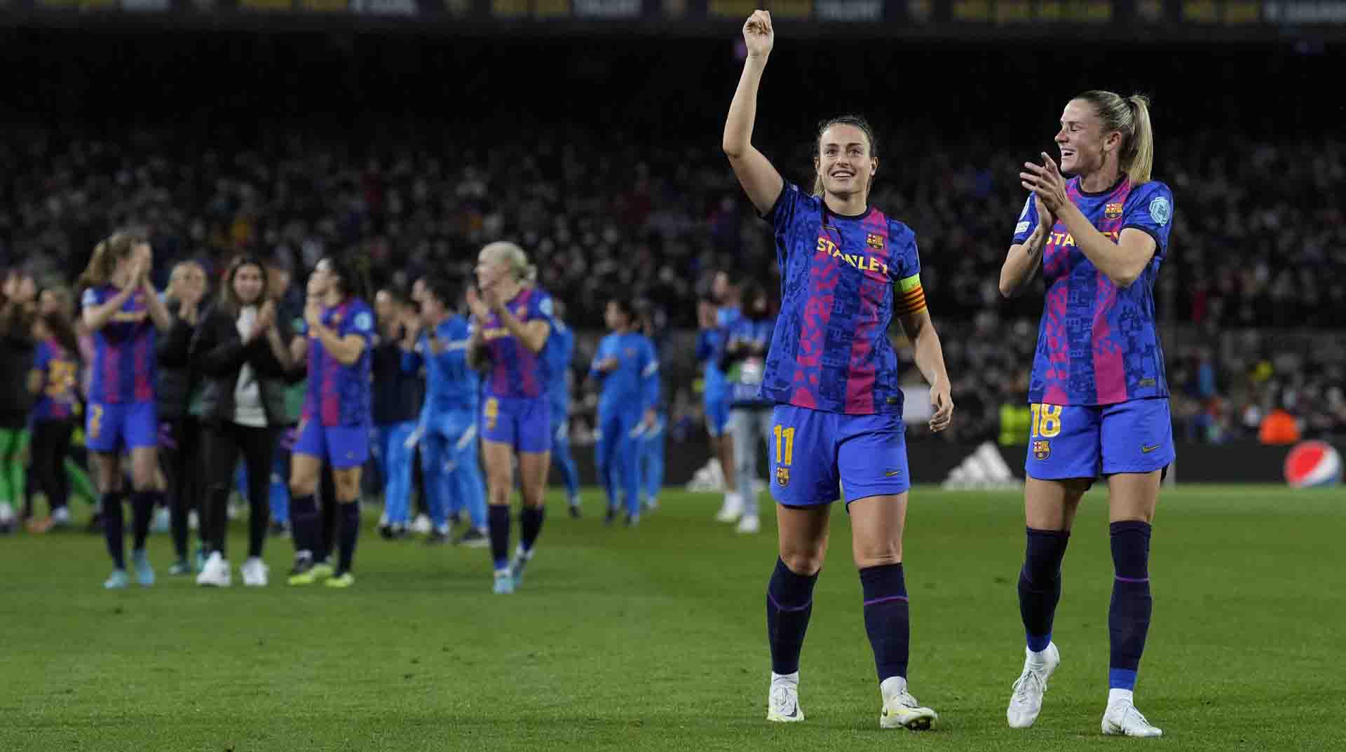 La capitana del Barcelona Alexia Putellas y la sueca Ana-Maria Crnogorčević celebran con los aficionados la victoria ante el Real Madrid tras el encuentro de vuelta de cuartos de final de la Liga de Campeones Femenina. EFE