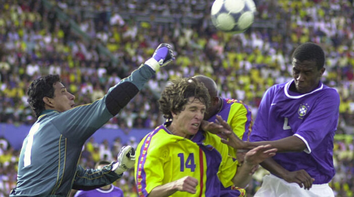 Juan Carlos Burbano (centro) en el cotejo de las eliminatorias, del 28 de marzo del 2001, cuando Ecuador le ganó por primera vez a Brasil. Foto: Archivo histórico / EL COMERCIO