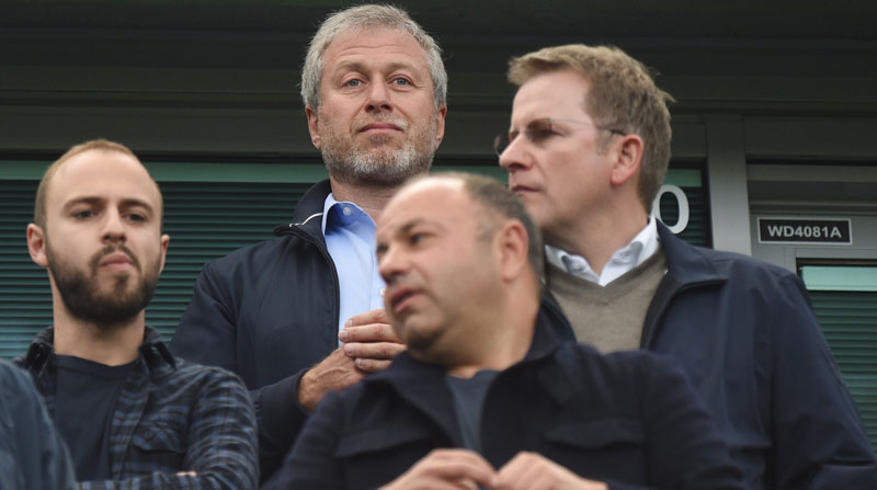 Roman Abramovich (arriba) propietario del Chelsea FC. Foto: archivo / EFE