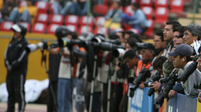 Reporteros y fotógrafos durante una cobertura en el estadio Atahualpa. Foto: Archivo / EL COMERCIO