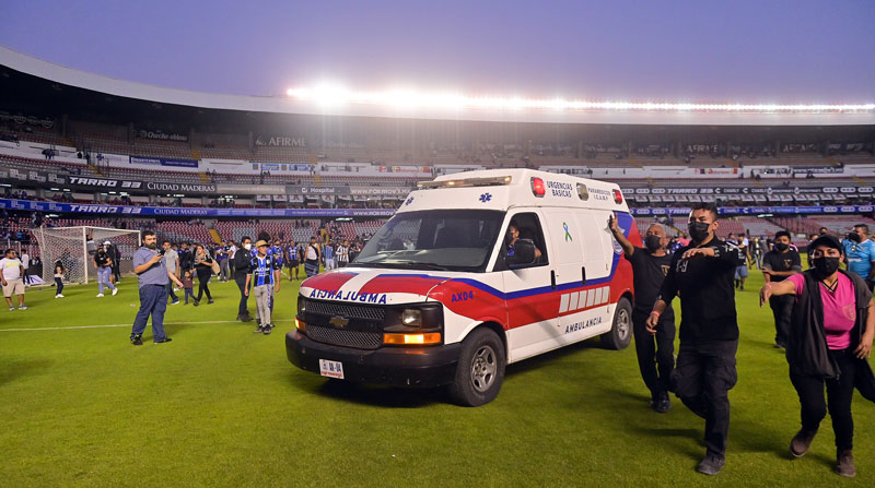 Una ambulancia entra a la cancha después de que aficionados del Querétaro y del Atlas originaron una batalla campal en el estadio la Corregidora de Querétaro. Foto: EFE